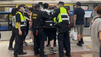 捷運板南線車廂人咬人　1男疑碰撞突抓狂