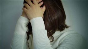 ▲2023年，在花蓮從事鐵工的男子阿強（化名）透過網路結交女子小如（化名），2人認識不久後相約見面。誰知阿強卻是恐怖情人，見面當天便在網咖痛毆小如，以暴力對她強制猥褻得逞。（示意圖／翻攝photoAC）