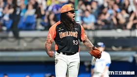 ▲中職36年例行賽，統一獅先發投手飛力獅化解二、三壘有人危機振臂怒吼。（圖／記者劉彥池攝影）