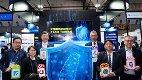▲台灣資安大聯盟震撼日本IT殿堂。駐日代表李逸洋到場力挺，出席日本IT Week台灣資安館開幕儀式。（圖／台灣資安大聯盟提供） 