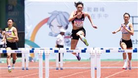 ▲公開女田徑400公尺跨欄決賽金牌台師大鍾欣儒。（圖／長榮大學114全大運執辦提供） 