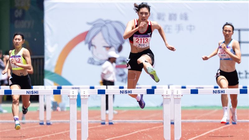 公開女田徑400公尺跨欄決賽金牌台師大鍾欣儒。(圖/長榮大學114全大運執辦提供)