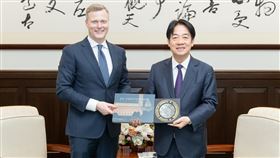 賴總統接見美智庫大西洋理事會訪團總統賴清德（右）2日接見美國智庫「大西洋理事會」共和黨策士團，就台美經貿議題等交換意見。（總統府提供）中央社記者賴于榛傳真  114年5月2日