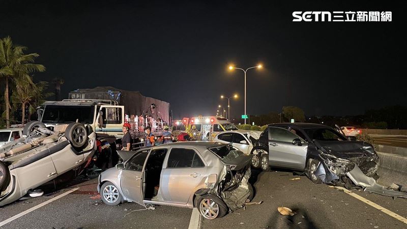 新／國道1號7連撞重大事故！轎車爛如紙團