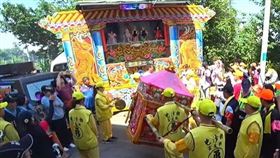 ▲媽祖娘娘停下腳步，往戲台靠近，觀看布袋戲。（圖／翻攝自白沙屯媽祖網路電視台 YouTube頻道） 