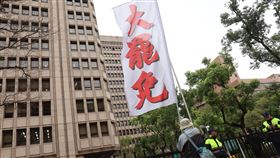 全國掀罷免潮　民眾帶旗幟赴中選會喊口號全國掀起罷免潮，有民眾6日上午攜帶旗幟在中選會大門外喊口號表達立場，警方在旁戒備維持秩序。中央社記者趙世勳攝　114年3月6日