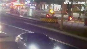 ▲北市林翁穿越民權東路遭2輛機車接連追撞身亡。（圖／翻攝畫面）