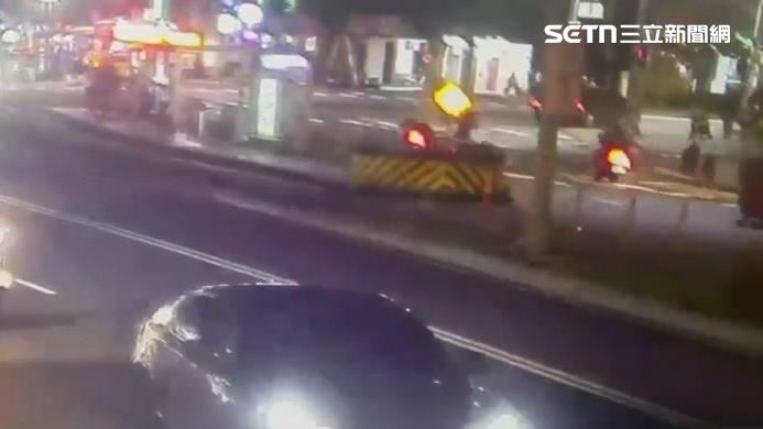 九旬翁突闖入車道　慘遭2機車先後追撞亡