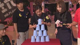 坤達（左2）身體不適打點滴。（圖／好看娛樂提供）