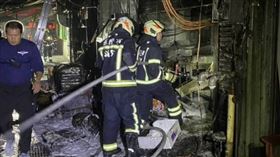 基隆崁仔頂魚市附近發生火警，1名移工在炸豆腐時引燃火勢，造成70餘歲婦人一度受困。