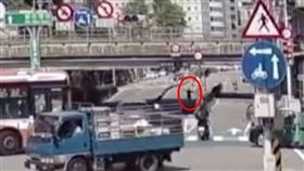 公車甚至差點直接輾過林女，所幸司機開車十分小心，才沒發生意外。（圖／翻攝畫面）