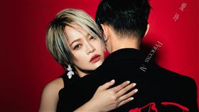 戴愛玲（左）新歌〈愛人啊〉封面照藏帥氣背影竟然是是搖滾天團TRASH貝斯手博文（右）。（圖／華納音樂 提供）