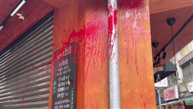 桃園市中壢區一家Google評論4.4顆星的臭豆腐名店昨晚遭人潑紅漆、毀損，業者發文指出，鄰店老闆娘沉迷網戀，她拿一名男子照片問帥不帥，店家誠實回答「刺青線條割得像Google地圖導航失誤，真的有點不行」不料卻遭該名刺青男報復。