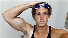 洛夫在加州街頭行乞維生，因長得太帥而在網上爆紅。（翻設IG@bradlove911）