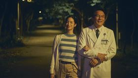 ▲大愛劇《院長爸爸》戴立忍(右)、莫允雯(左)飾演夫妻。（圖／大愛提供） 