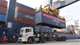 通膨衝擊需求  中國海運價格年跌逾6成陸媒24日報導，中國海運價格今年持續走低，一個運到美國西海岸的標準貨櫃，價格已從年初重跌逾6成。專家分析，主要是運力增長與通貨膨漲導致商品需求下降。圖為大連港貨櫃碼頭進行裝卸作業。（中新社提供）中央社  111年9月24日