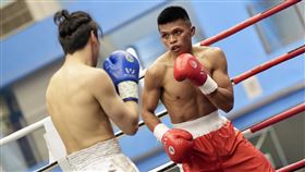 賴主恩（右）、袁文俊（左）在臺北市青年盃暨全國職業拳擊菁英錦標賽交手。（圖／台灣職業拳擊協會提供）