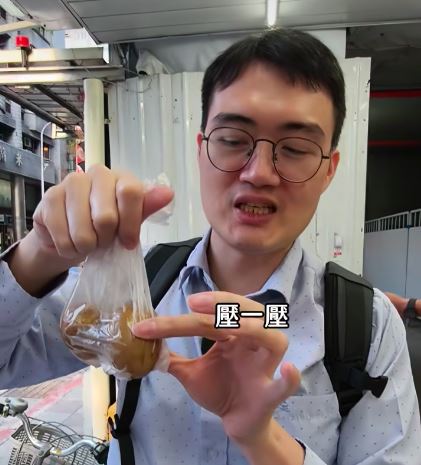 顧芳瑜醫師分享如何自我檢查睪丸異狀。(圖/翻攝自鳥科學先生-泌尿科顧芳瑜醫師臉書)