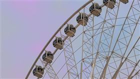 高雄知名購物中心摩天輪近期傳出有偽娘在車廂拍攝不雅片，遭曝光後當事人急發聲明澄清道歉。（示意圖，Pixabay）