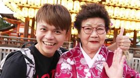 百萬網紅蔡阿嘎由阿嬤「嘎嬤」帶大，祖孫感情非常好，近期傳出嘎嬤今年4月25日辭世。（圖／翻攝自Instagram／蔡阿嘎）

