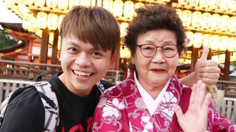 嘎嬤告別式畫面曝！蔡阿嘎親吐沒掉淚原因