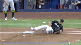 ▲運動家一壘手沒接到反彈球「中蛋」。（圖／翻攝自MLB官網）