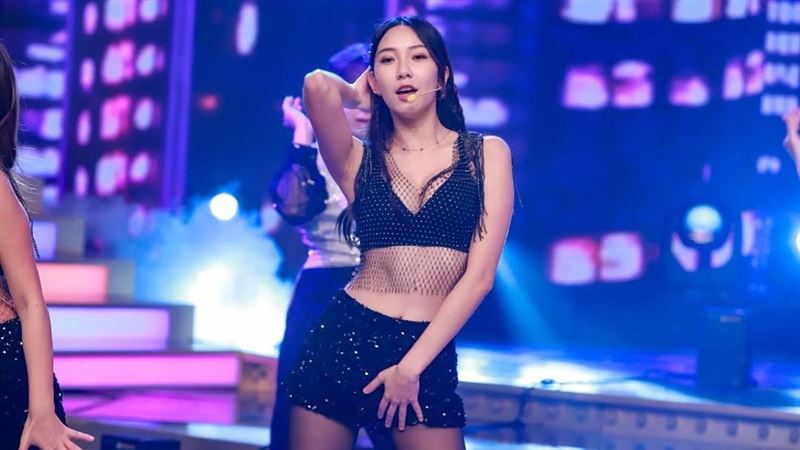 啦啦隊女神胸前摸到小葡萄　認了激凸走光