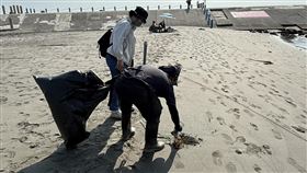 西子灣疑有僧帽水母  清潔人員加強留意移除高雄西子灣南岬頭沙灘近日疑有僧帽水母現蹤，沙灘入口處貼有警示公告，市府海洋局3日指出，現場有人員提醒遊客小心並遠離水域，也請保全人員加強巡視，清潔人員也在現場持續留意狀況並清除水母。（高雄市海洋局提供）中央社記者林巧璉傳真  114年5月3日