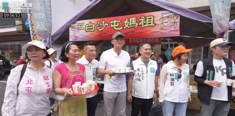 黃國昌年初喪父還沒對年,就現身參加白沙屯媽祖進香活動。(圖/翻攝自民眾之聲YT)