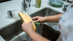 張婦洗碗時遭女婿從背後撞上，造成身體多處不適，憤而提告求償百萬。（圖／Pexels）