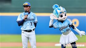 ▲中職36年例行賽，富邦悍將表揚王勝偉達成生涯1400安。（圖／記者劉彥池攝影）