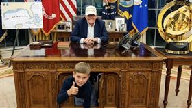 西奧多鑽到「堅毅著」底下，阿公川普樂呵呵。（翻攝X@IvankaTrump）