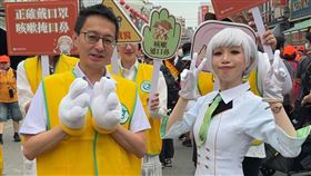 疾管署副署長羅一鈞攜手《疾病擬人》人氣角色白靜，二度現身北港，與白沙屯媽祖站在一起呼籲民眾落實衛生好習慣，共同守護國人健康。（圖／疾管署提供）