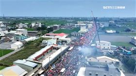 壯觀貪食蛇場面！70米吊炮恭迎白沙屯媽祖