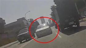 轎車因不明原因直接在大馬路上逆向，讓駕駛嚇壞，腦袋中直接閃過人生跑馬燈。（圖／翻攝自WOWthout地圖型行車影像分享平台）