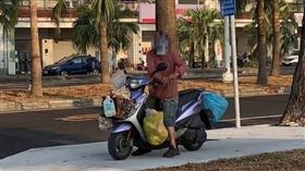 婦人清晨亂倒廚餘綠地成垃圾場。（圖／翻攝畫面）