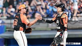 ▲中職36年例行賽，統一獅後援投手胡智爲守下球隊勝利和捕手陳重羽握手。（圖／記者劉彥池攝影）