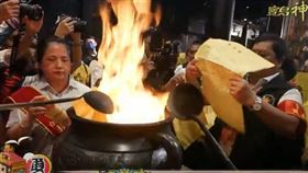 ▲白沙屯媽祖進火中，近33萬人報名疏文約2千張　誦讀估3小時。（圖／翻攝自寶島神很大Youtube）