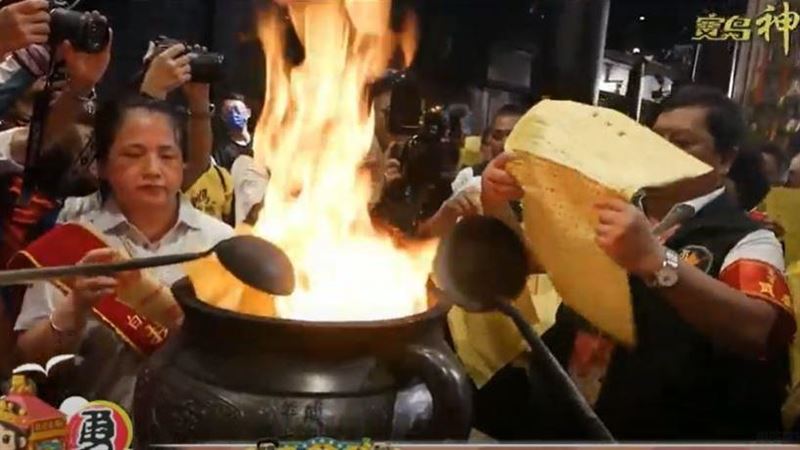 白沙屯媽祖進火中！2千張疏文誦讀估3小時