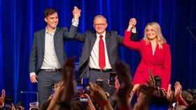 澳洲國會大選預估由工黨勝出並繼續執政，總理艾班尼斯（中）發表勝選演說。（圖取自facebook.com/AlboMP）