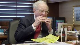 ▲【波克夏巴菲特傳奇】股神94歲仍親上火線　這些人生哲學讓全球富豪都服（圖／翻攝自X@Warren Buffett Stock Tracker） 