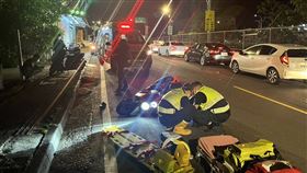 王男騎車自摔頭部重創當場沒了生命徵象，消防救護員到場。（圖／翻攝畫面）