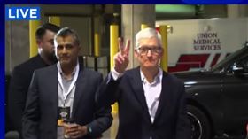  ▲【2025投資界春晚】巴菲特罕見政治發聲：貿易不該被當作武器！（圖／翻攝自YT@CNBC）庫克蘋果APPLE TIM COOK