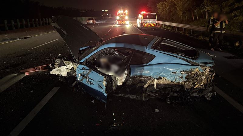 國3護欄「貫穿跑車」！駕駛臟器外露慘死