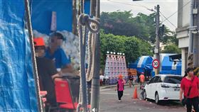 白沙屯媽祖的香燈腳被爆料，進到喪家拿飲料喝。（圖／翻攝自宗教爆報臉書）