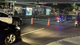 ▲北市林翁穿越民權東路遭2輛機車接連追撞身亡。（圖／翻攝畫面）