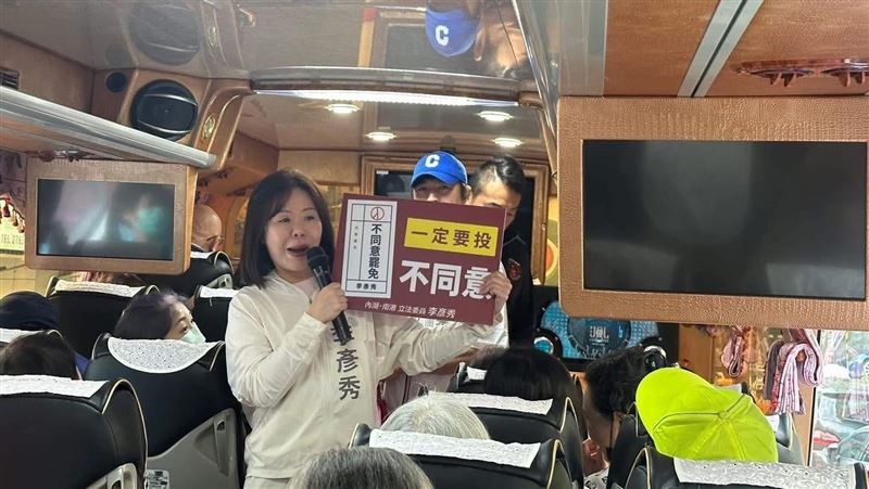 李彥秀送車宣傳反罷免　她：被鄉親嗆下車