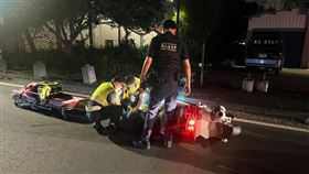 新北市鶯歌區大湖路昨天（3日）晚間發生一起車禍，一名王姓男子（35歲）騎機車途中不明原因自摔倒地，警消獲報到場時，王男已無呼吸心跳，經送醫仍不治。