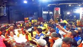 ▲信徒指控，張麗善燒疏文「像在燒垃圾用硬塞的」。（圖／翻攝自白沙屯拱天宮臉書）

