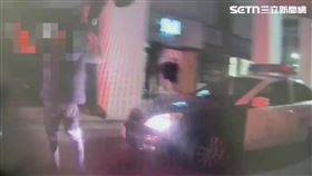 ▲北市周男持刀攻擊酒吧店員，吳姓友人則推擠警員。（圖／翻攝畫面）